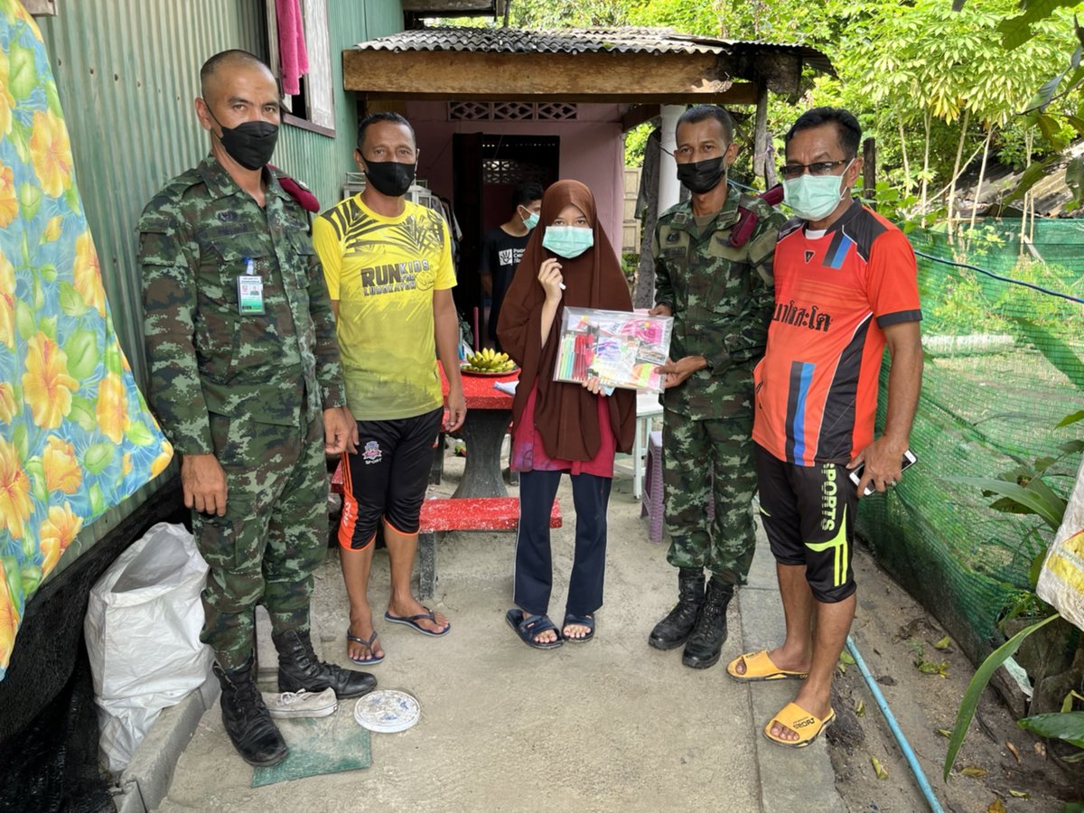 suntisuk402's tweet photo. ชุดสันติสุขที่ 402 ชุดควบคุมที่ 954 
 ได้จัดกิจกรรมเยี่ยมบ้านนักเรียนที่ได้รับผลกระทบจากเหตุการณ์ในพื้นที่ อ.ระแงะ โดยชุดสันติสุขที่ 402 ได้มอบอุปกรณ์เครื่องเขียนเพื่อใช้ในการเรียออนไลน์ในพื้นที่ บ.กาหนั๊ว ม.5 ต.กาลิซา อ.ระแงะ จ.นราธิวาส
#ทหารเป็นที่พึ่งในทุกโอกาส https://t.co/BBDIXo45OE