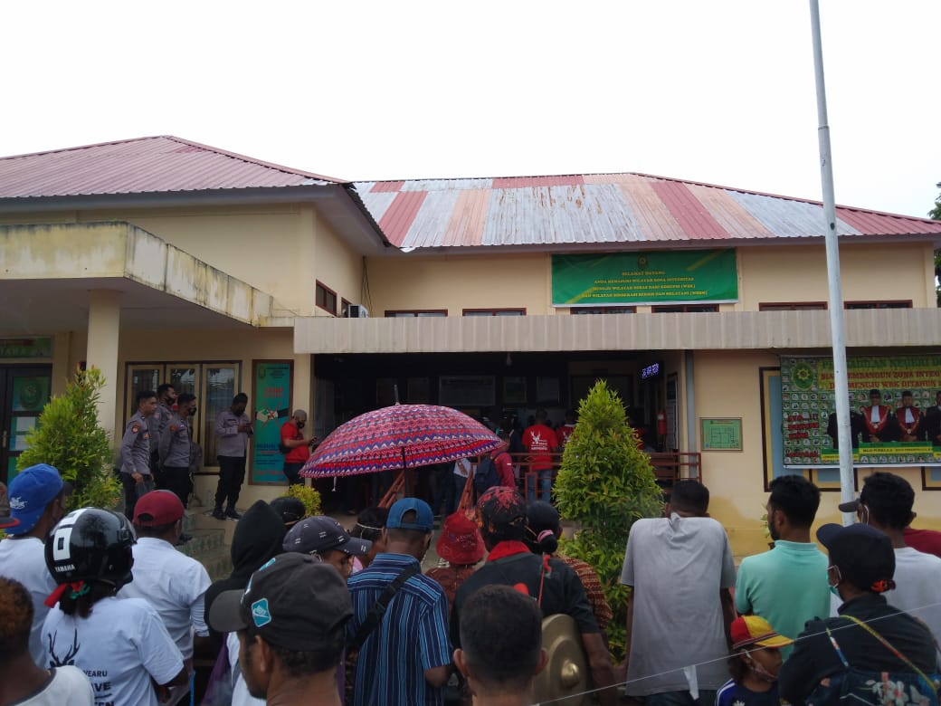 RumahAMAN's tweet photo. Suasana di luar PN Dobo. Masyarakat Adat Marafenfen mengawal persidangan hari ini.
#SaveMarafenfen #SaveAru #SahkanRUUMasyarakatAdat https://t.co/94hXAKoL6z
