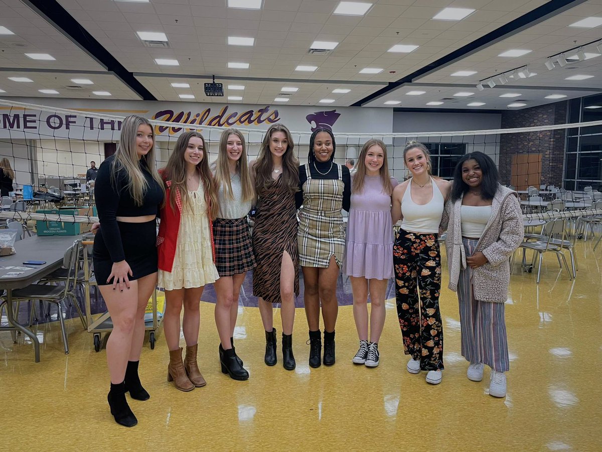 Last Wildcat VB banquet for these seniors. Best of the best right here. 💛💜⭐️🏐