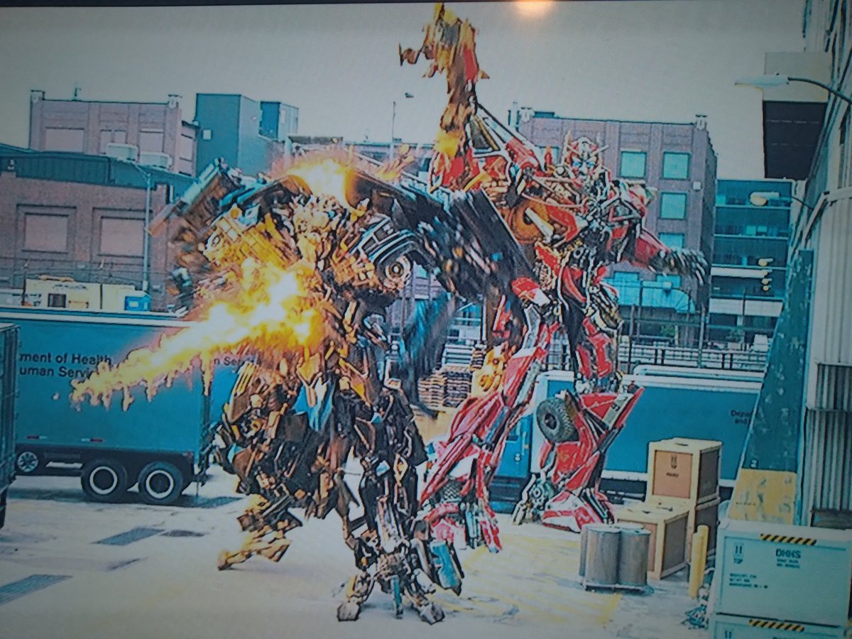 Foxiumsdoorman9's tweet image. I think Ironhide from the Michael Bay universe has a painful death for fans I believe in the 2011 is sucks for him die like that I wish you was in the Michael Bay Universe for a little bit longer like the last night