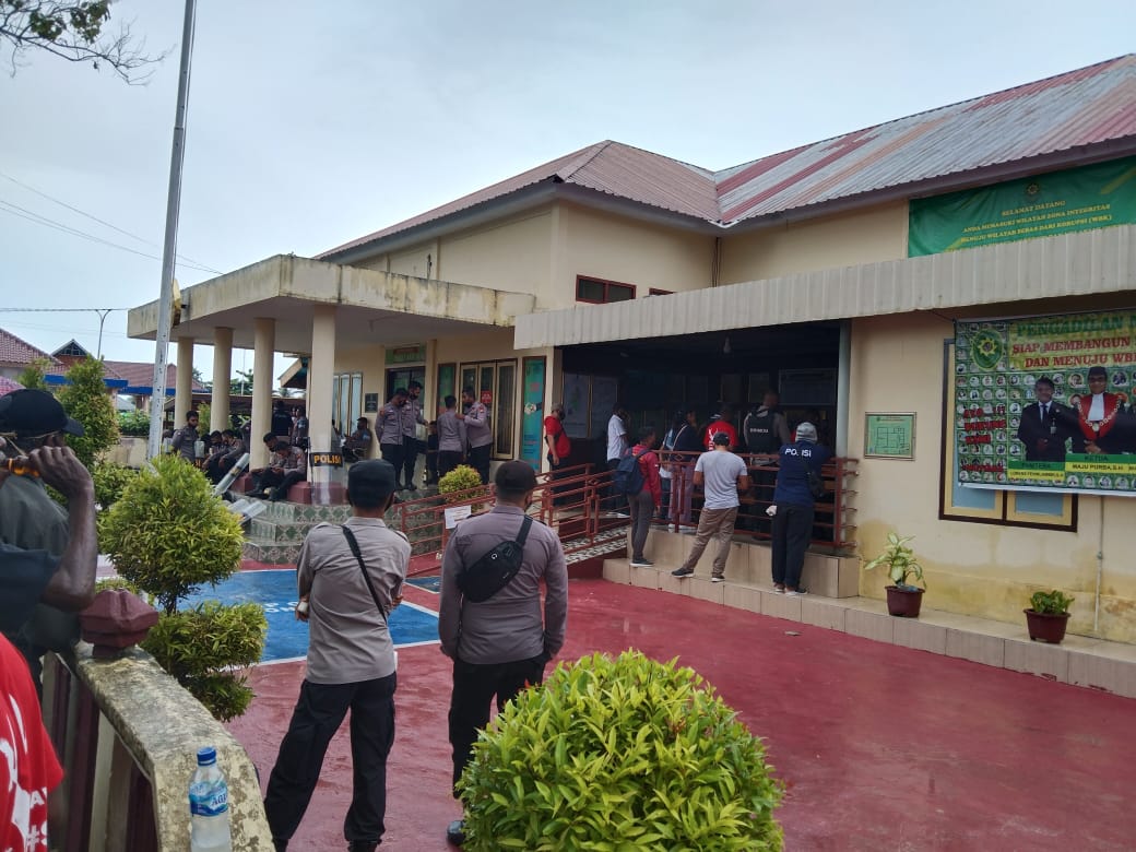 RumahAMAN's tweet photo. Suasana di luar PN Dobo. Masyarakat Adat Marafenfen mengawal persidangan hari ini.
#SaveMarafenfen #SaveAru #SahkanRUUMasyarakatAdat https://t.co/94hXAKoL6z