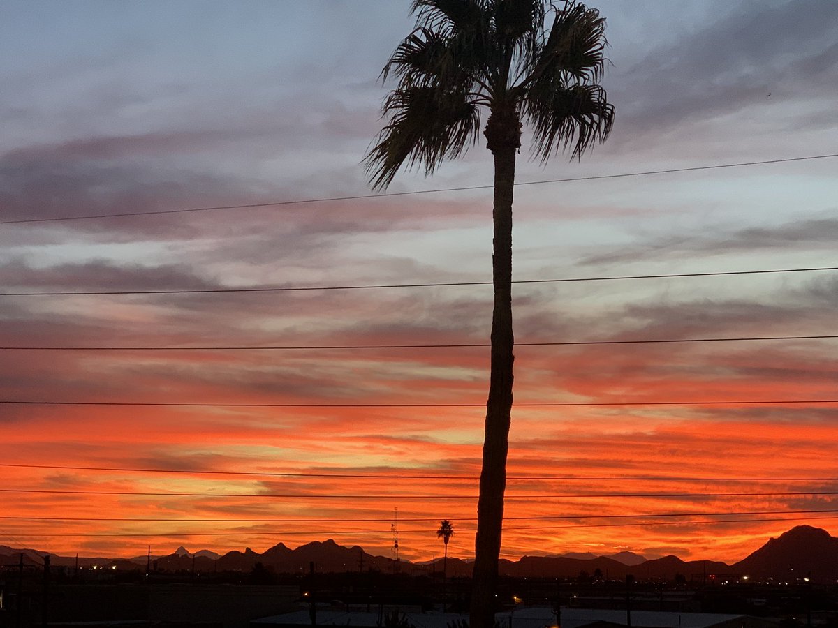 Franchise2121's tweet photo. 🌄Sunset views from the Oval Office! Was definitely a beautiful day in Tucson which made for an even better sunset! #GrindToGreatness #ArizonaTrack #BearDown https://t.co/iIyRRFELpK