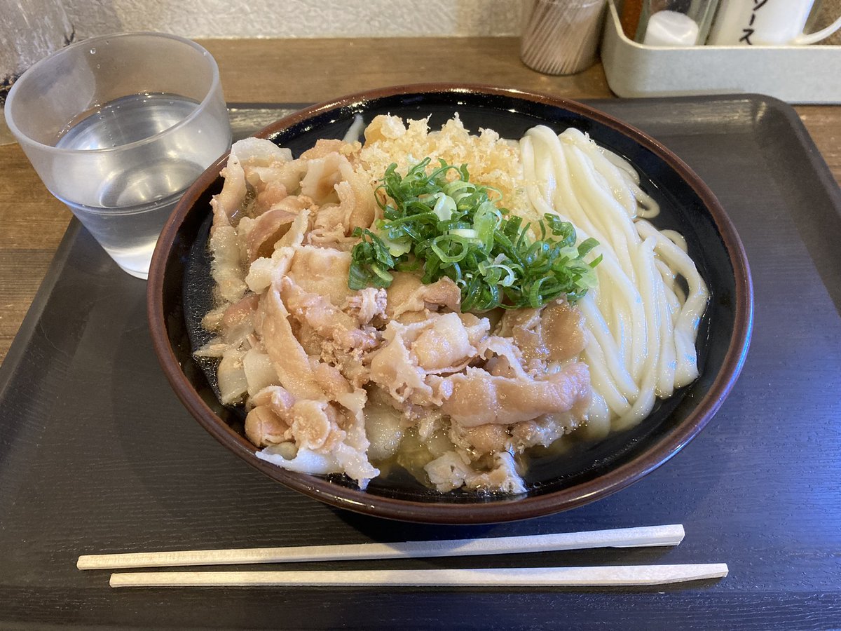 motokikeuchi's tweet photo. よがなうどん、細めの麺に若干甘めのつゆがいい感じ。肉はブタ肉でしたが、甘めのつゆにピッタリ。これはリピートの予感…
#よがなうどん https://t.co/HPq4fdbTis