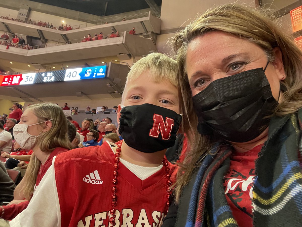 JEHansmeyer's tweet photo. #huskers @HuskerHoops w/ this 8 yo fan who #bleedsred https://t.co/395eZtjY1p