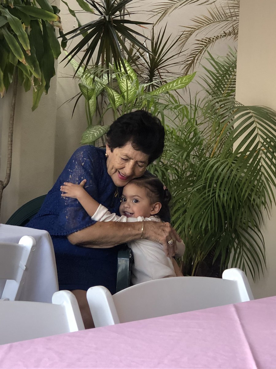 kamiloide02's tweet photo. *Abrazo de abuela y bisnieta*🥲quiero envejecer como mi abuela❤️ https://t.co/wnrr4j3GAR