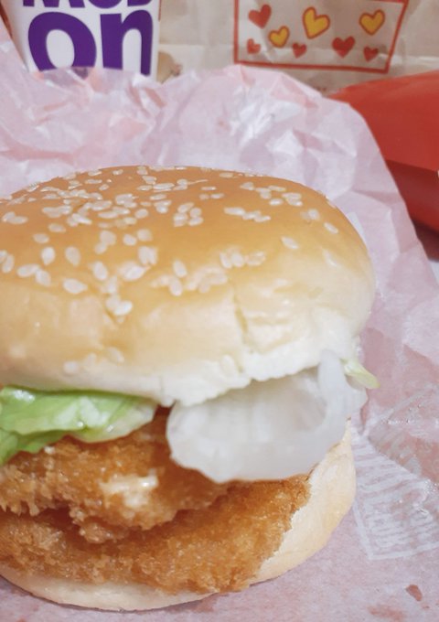 普通のえびフィレオたのんだのに倍になってる!前に同じお店でホットケーキも増えてるし。もしかしてミスじゃなくてサービスされてる? 