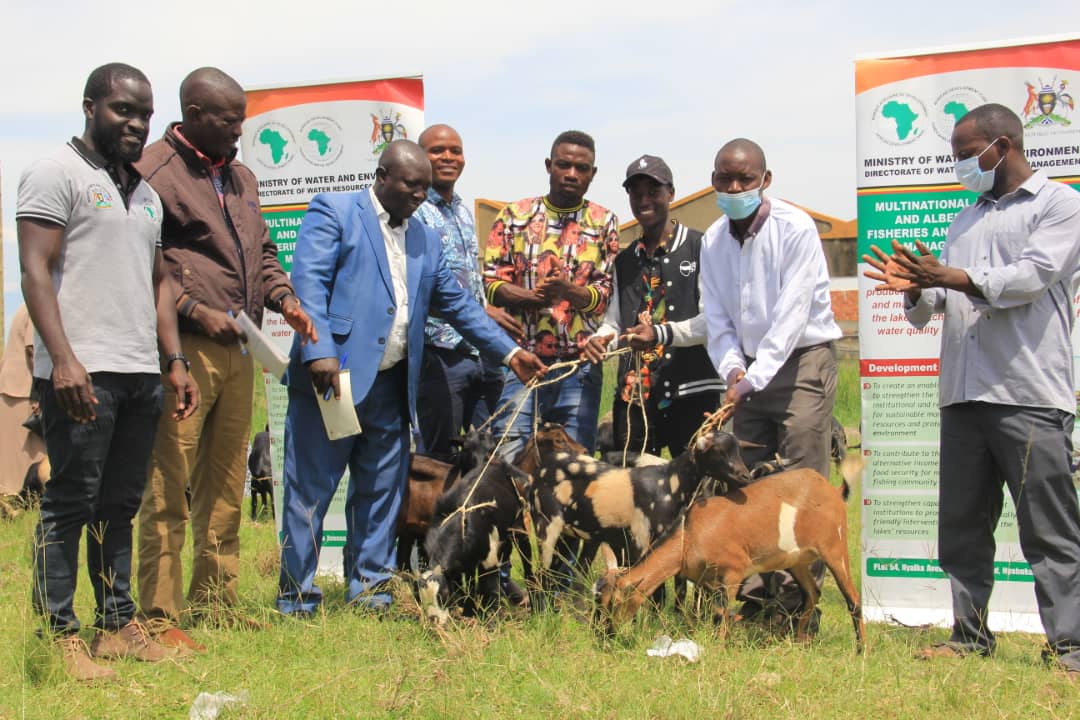 min_waterUg's tweet photo. #MWEworks: The #LEAFII Project is implementing alternative livelihood programmes and starter kits (goats) were supplied to groups of Rwenshama and Dei in Rukingiri and Pakwach Districts respectively. @GovUganda @AfDB_Group @NelsapCu @MosesWatasa @okidi64 @Ogwete_S @MAAIF_Uganda https://t.co/ISxPa5JuVW