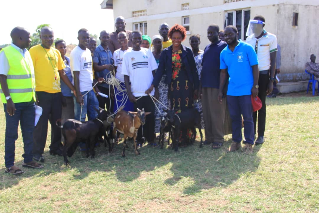 min_waterUg's tweet photo. #MWEworks: The #LEAFII Project is implementing alternative livelihood programmes and starter kits (goats) were supplied to groups of Rwenshama and Dei in Rukingiri and Pakwach Districts respectively. @GovUganda @AfDB_Group @NelsapCu @MosesWatasa @okidi64 @Ogwete_S @MAAIF_Uganda https://t.co/ISxPa5JuVW