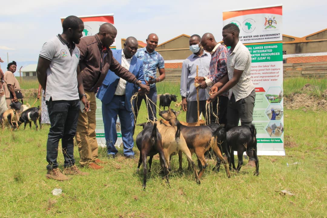 min_waterUg's tweet photo. #MWEworks: A total of 25 fisher groups (17 in Rwenshama & 8 in Dei landing site) benefitted from the supply. Beneficiaries totalled to 606 with 53% women. The activity was funded by @NelsapCu. @GovUganda @AfDB_Group @MosesWatasa @okidi64 @Ogwete_S @MAAIF_Uganda
#LEAFII Project https://t.co/ljt6UlWMfF