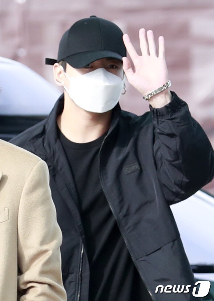rockstarJKK's tweet photo. JUNGKOOK ✈️ L.A. !!!! https://t.co/Xl4jIVr5mY