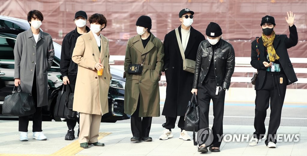 houseofarmybts_'s tweet photo. 📸 | Alguns fotos do BTS no aeroporto tiradas pela k-midia. https://t.co/ZAN01C4INK