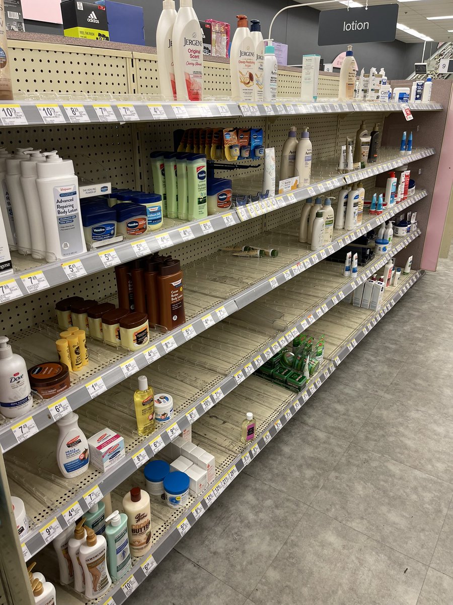 PennixMichelle's tweet photo. @Walgreens curious as to why the most profitable Walgreens in KY looks like this ALL THE TIME? It’s in my Black neighborhood. #righteouslyindignant #crumsanddixie #leadershipleadershipleadership https://t.co/snodzdCa3U