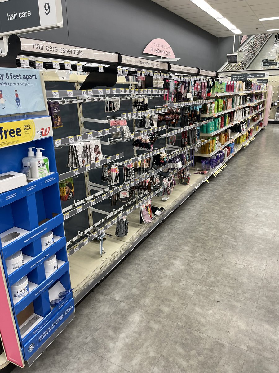 PennixMichelle's tweet photo. @Walgreens curious as to why the most profitable Walgreens in KY looks like this ALL THE TIME? It’s in my Black neighborhood. #righteouslyindignant #crumsanddixie #leadershipleadershipleadership https://t.co/snodzdCa3U