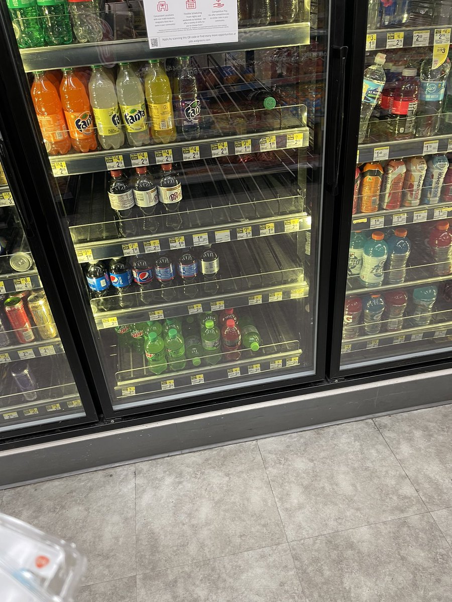 PennixMichelle's tweet photo. @Walgreens curious as to why the most profitable Walgreens in KY looks like this ALL THE TIME? It’s in my Black neighborhood. #righteouslyindignant #crumsanddixie #leadershipleadershipleadership https://t.co/snodzdCa3U