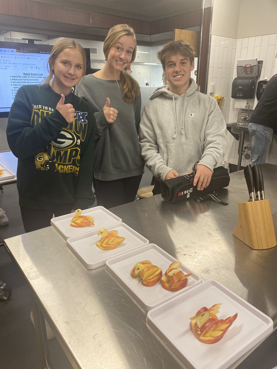 doerhoefer_j's tweet photo. Making swans in culinary class! #goodhuepublicschool https://t.co/2ZBsUSrsYz