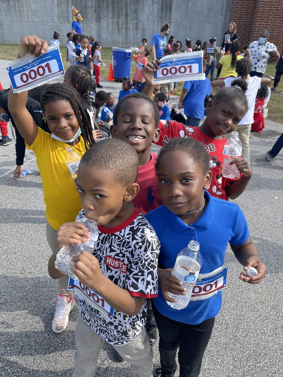 NewCollegePk_ES's tweet photo. Turkey 🦃 Trot for a healthy life!! Parent water donations ✅excited scholars ✅Exited parents cheering us on ✅An awesome PE coach that made our dream a reality ✅✅✅💙🐯💙#journeytoexcellence @CPPE_FCS @FultonCoSchools https://t.co/ylpq0lfr1M