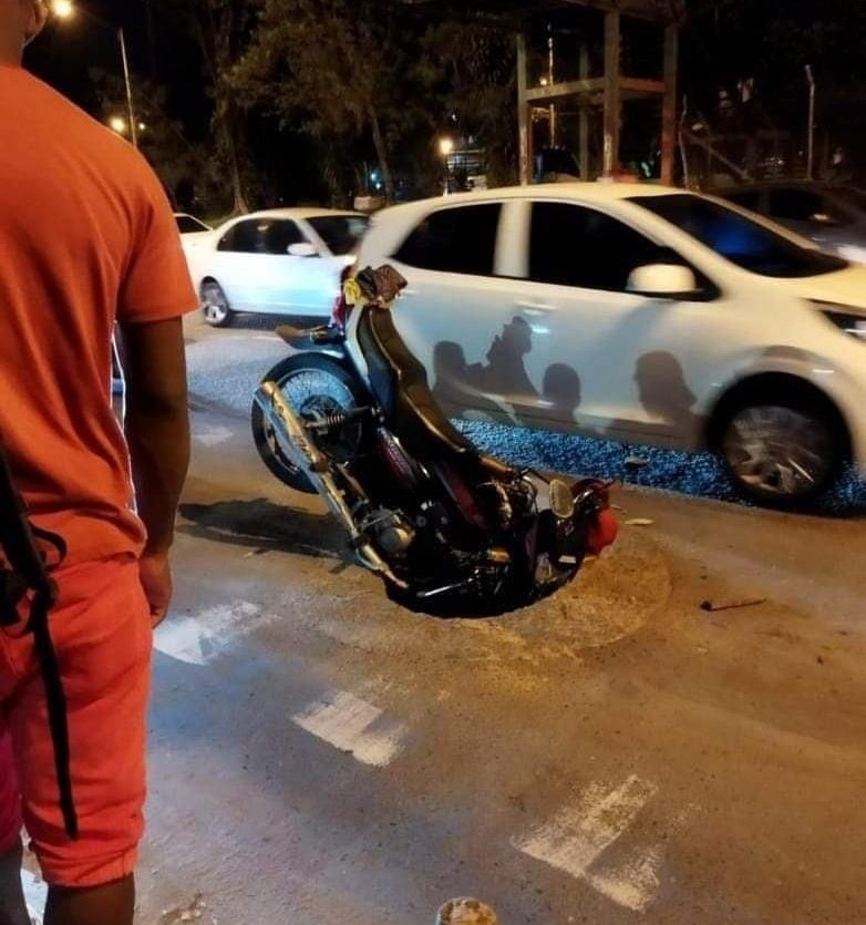 YaCelacanto's tweet photo. Se lo trago una recamara de alcantarillado en la Calle 70 con Carrera 5N llegando a #Pininos, así quedó incrustada la moto, su conductor literalmente salió volando #Cali #PreDiciembre #YaCelacanto https://t.co/5wpKuGJbTx