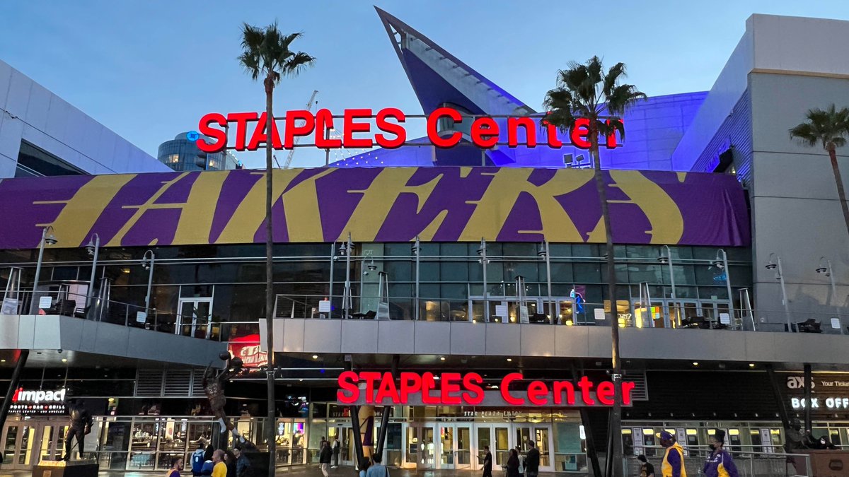 BREAKING: Staples Center set to be renamed for https://t.co/B2C28rpvUi as  part of a multi-year naming rights deal, according to a source close to the  deal.
