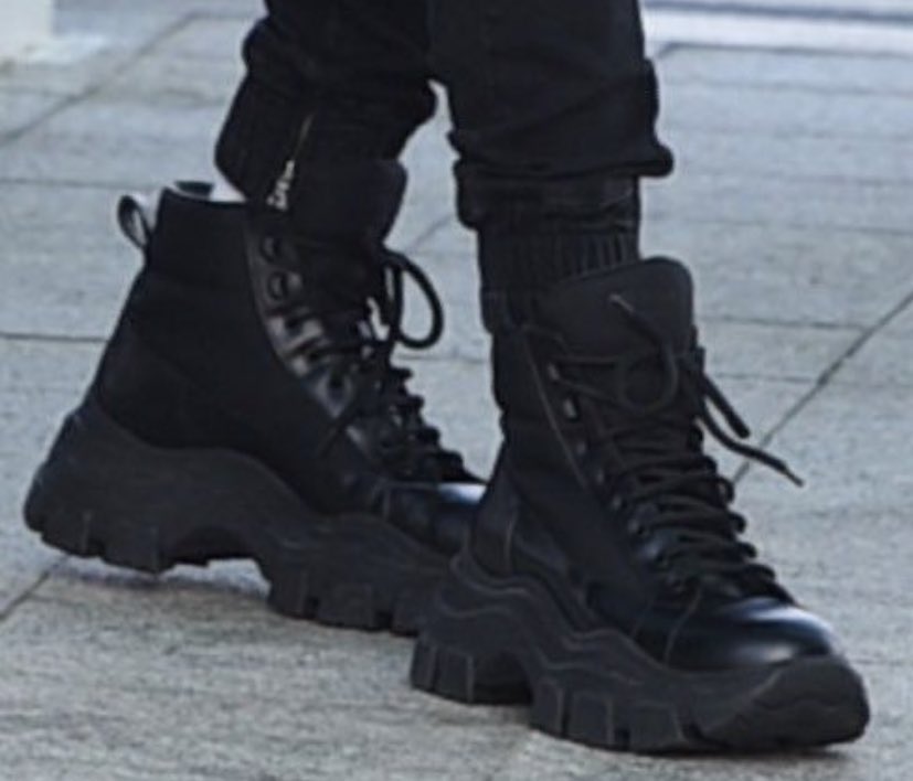 starboyfeed's tweet photo. jungkook's airport shoes https://t.co/xuvMCOXb8S