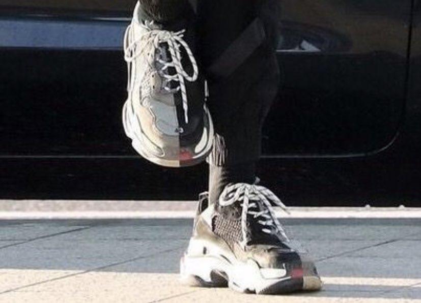 starboyfeed's tweet photo. jungkook's airport shoes https://t.co/xuvMCOXb8S