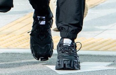 starboyfeed's tweet photo. jungkook's airport shoes https://t.co/xuvMCOXb8S