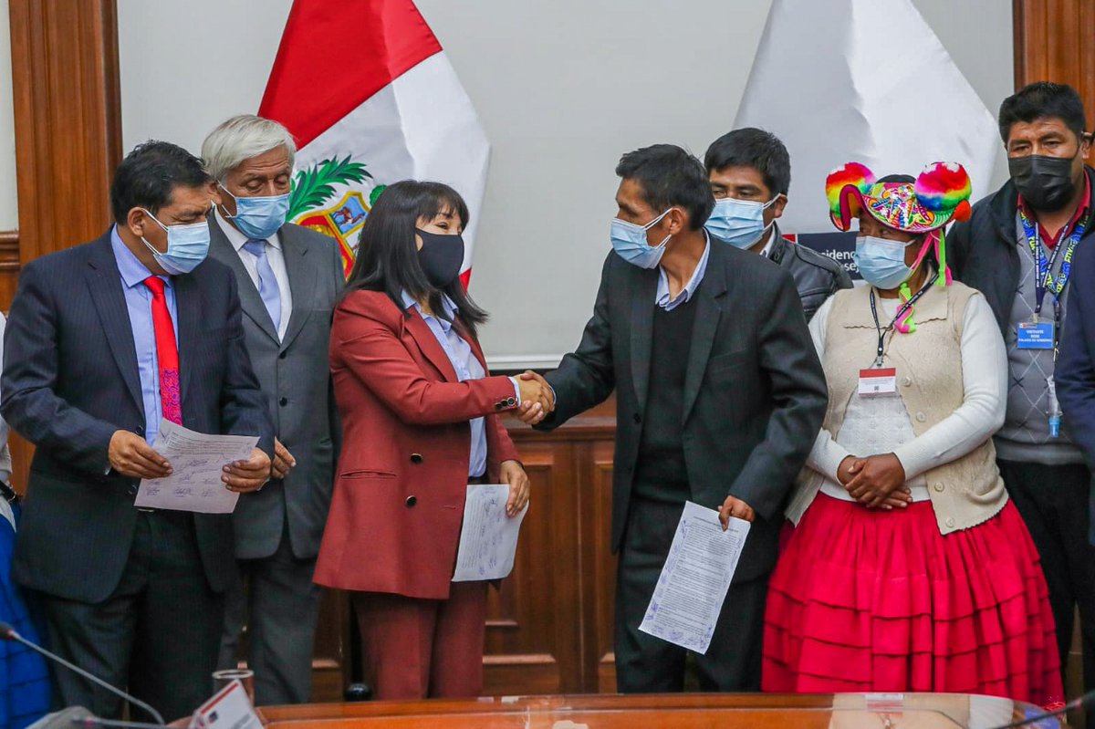 (2/2) Acuerdos que han sido posibles desde el diálogo genuino y la voluntad política del gobierno, expresada por los ministros de <a href="/MinamPeru/">Ministerio del Ambiente 🇵🇪♻️</a> y <a href="/MinemPeru/">Ministerio de Energía y Minas</a>, así como de viceministros del <a href="/MEF_Peru/">Ministerio de Economía y Finanzas</a>, <a href="/midagriperu/">MIDAGRI PERÚ</a>, <a href="/MinamPeru/">Ministerio del Ambiente 🇵🇪♻️</a> y <a href="/viviendaperu/">Ministerio de Vivienda</a>. Seguimos #TrabajandoPorElPueblo