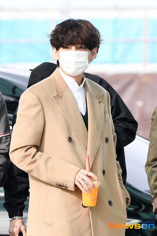 jiminievenus's tweet photo. — BTS en el aeropuerto a Los Ángeles (1/2) https://t.co/LvfE95kmHd