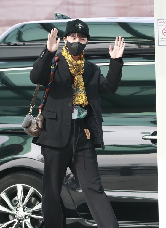 jiminievenus's tweet photo. — BTS en el aeropuerto a Los Ángeles (1/2) https://t.co/LvfE95kmHd