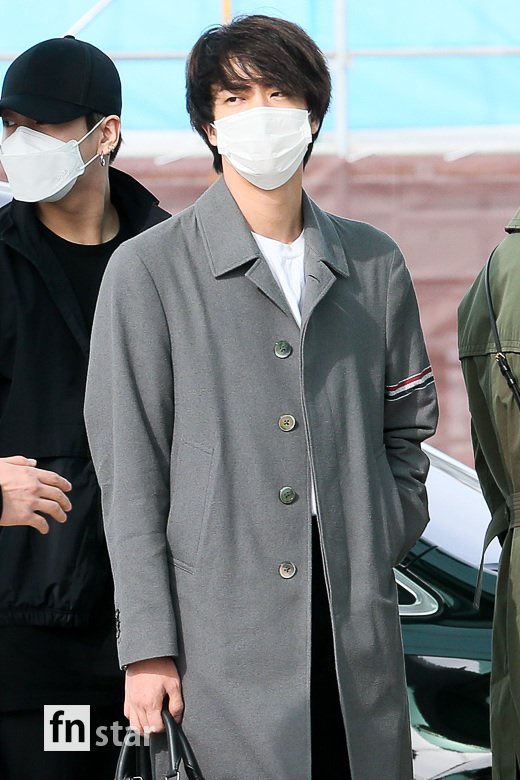 UniversBTS_'s tweet photo. 📸 O BTS já está no Aeroporto Internacional de Incheon a caminho dos Estados Unidos para atividades futuras + shows presenciais em Los Angeles. 🥺💜

Boa viagem meninos. 🙏🏼 (1/2) 

+ 

HAVE A SAFE FLIGHT BTS ✈

🦩©armyarchives_ @BTS_twt https://t.co/VHQxfWjV5A