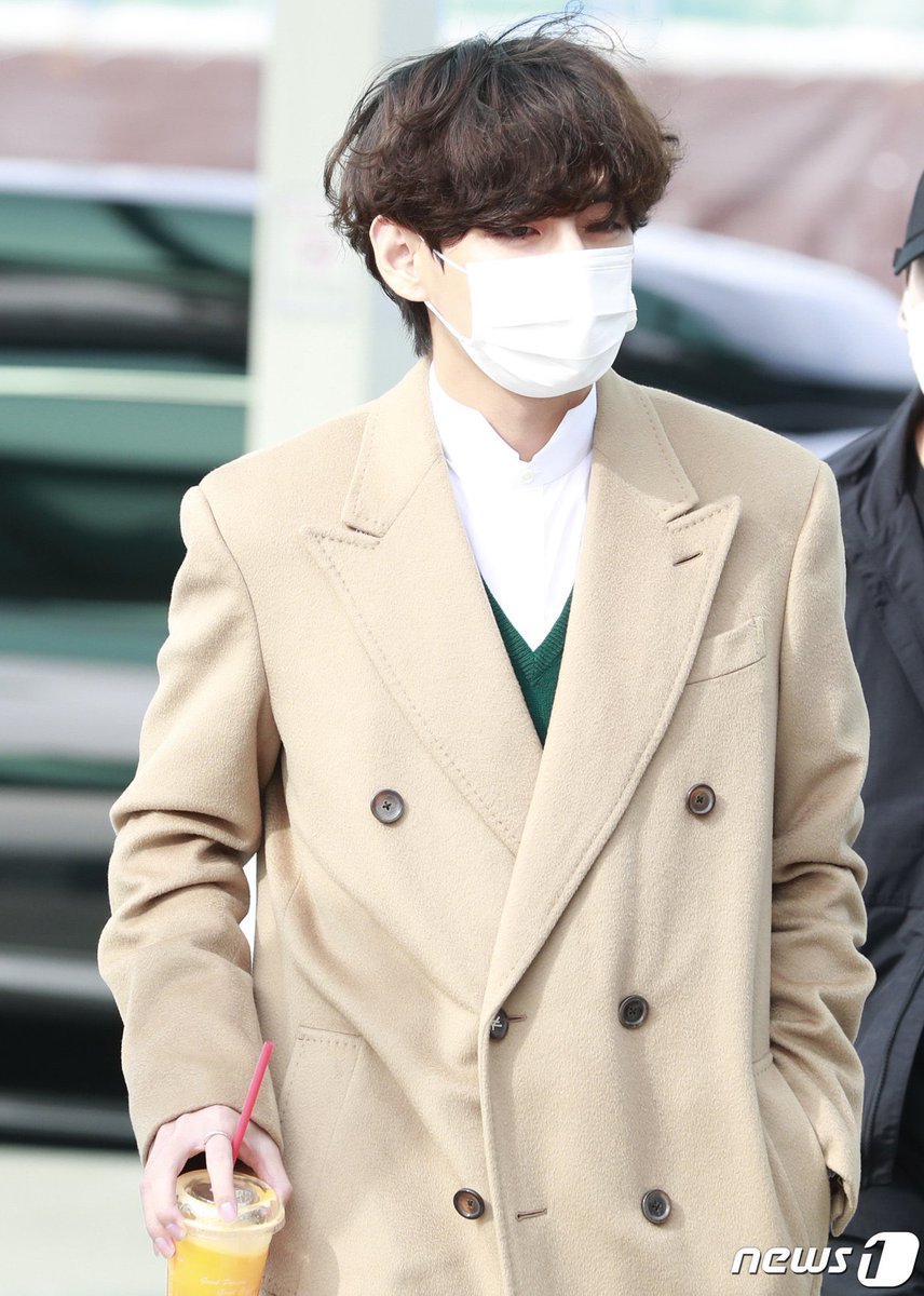 PurPleyou_btss's tweet photo. [สื่อ] สื่อเกาหลีกล่าวว่าแทฮยองดูเหมือนกำลังถ่ายโฆษณากาแฟที่สนามบินอินชอน.

KIM TAEHYUNG
HAVE A SAFE FLIGHT 
#KimTaehyung #BTSV https://t.co/s4PNnt0BjN
