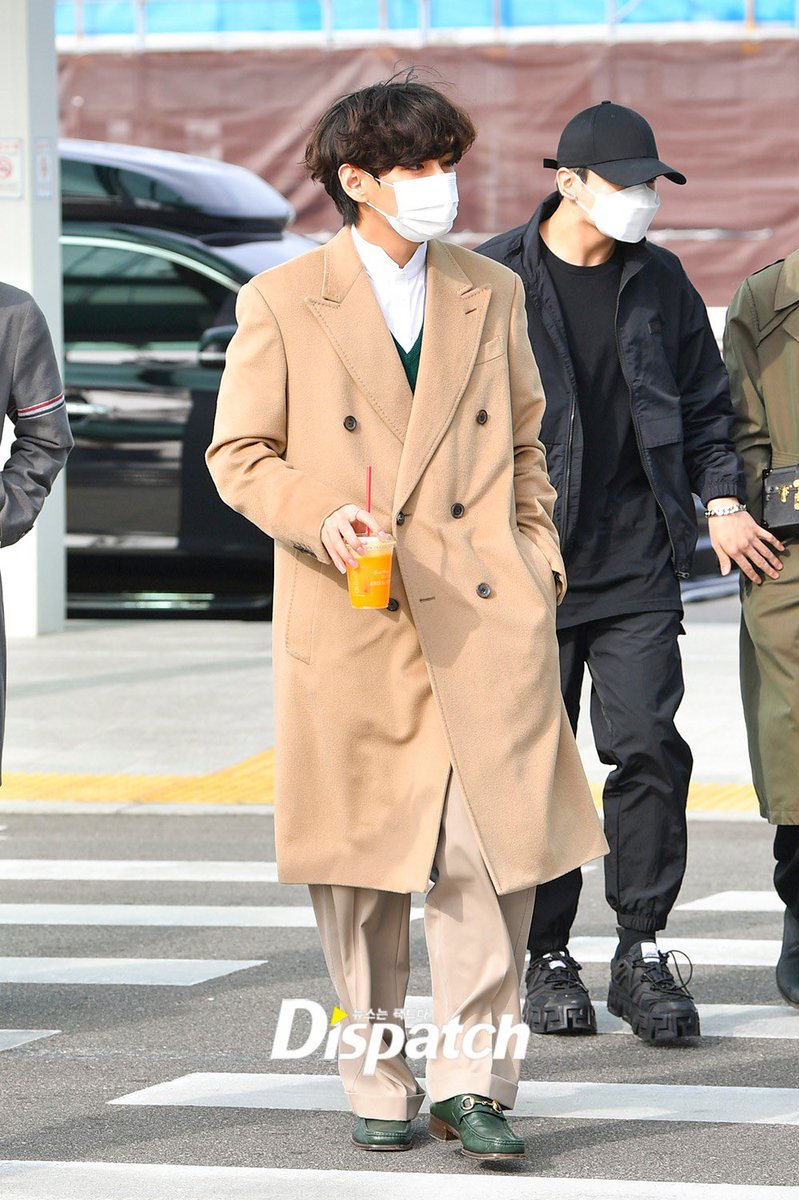 PurPleyou_btss's tweet photo. [สื่อ] สื่อเกาหลีกล่าวว่าแทฮยองดูเหมือนกำลังถ่ายโฆษณากาแฟที่สนามบินอินชอน.

KIM TAEHYUNG
HAVE A SAFE FLIGHT 
#KimTaehyung #BTSV https://t.co/s4PNnt0BjN
