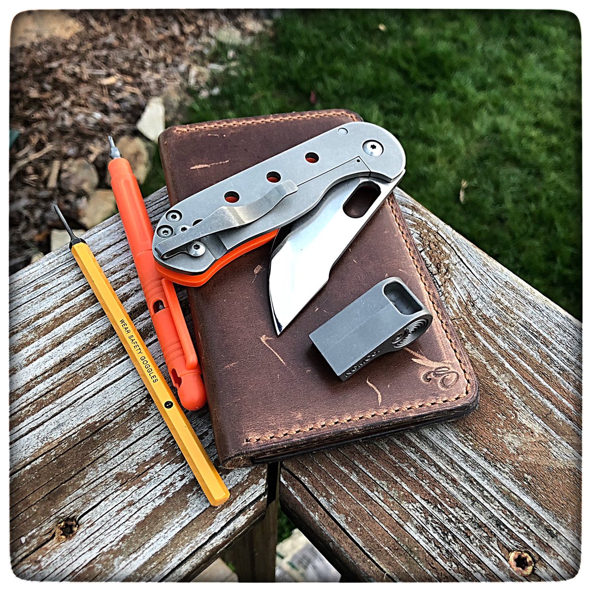 KevinCo55931013's tweet photo. Tuesday carry:)

#safetywhistle #NGMCO #tac45 #HortonKnives #shawty https://t.co/YBIQsuUUpk