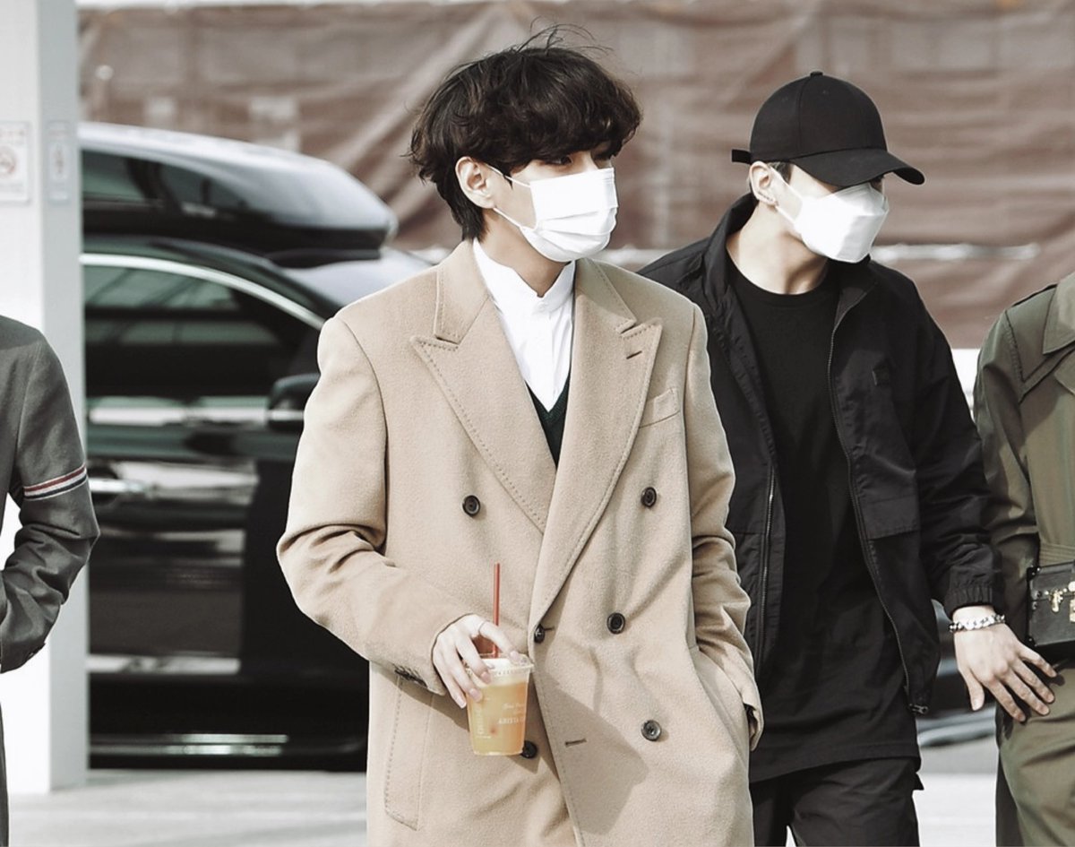 เเฟชั่นสนามบินของคุณเเทฮยองคือดีเสมอ โค้ทยาวเเละเสื้อกั๊ก ♡︎