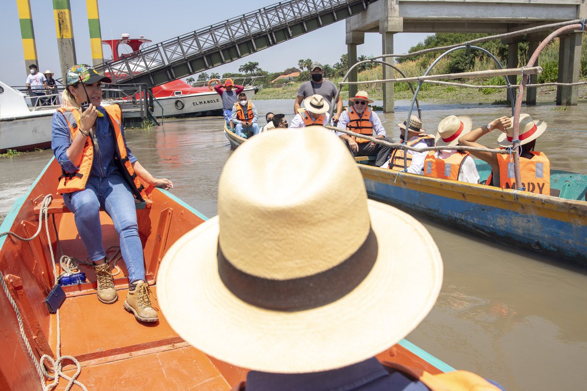 PrefGuayas's tweet photo. @6SusanaGonzalez, prefecta del Guayas, en compañía de representantes internacionales; cónsules y embajadores de varios países realizó un recorrido por el área a dragar alrededor del islote El Palmar del río Guayas. Durante el recorrido evidenciaron el impacto ambiental https://t.co/LfFUlqqZBm