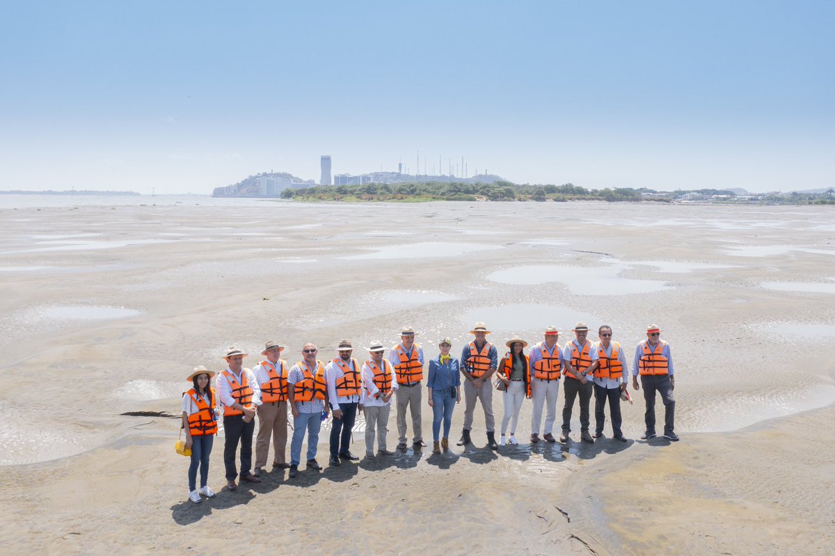 PrefGuayas's tweet photo. @6SusanaGonzalez, prefecta del Guayas, en compañía de representantes internacionales; cónsules y embajadores de varios países realizó un recorrido por el área a dragar alrededor del islote El Palmar del río Guayas. Durante el recorrido evidenciaron el impacto ambiental https://t.co/LfFUlqqZBm