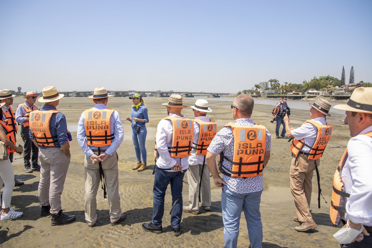 PrefGuayas's tweet photo. @6SusanaGonzalez, prefecta del Guayas, en compañía de representantes internacionales; cónsules y embajadores de varios países realizó un recorrido por el área a dragar alrededor del islote El Palmar del río Guayas. Durante el recorrido evidenciaron el impacto ambiental https://t.co/LfFUlqqZBm