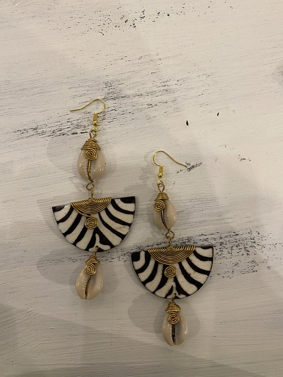nashona_'s tweet photo. Our website has been overwhelmed with orders and a lot of favorites have gone out of stock! We just uploaded these accessories, get yours before they’re gone! https://t.co/iaFXmTkSAr https://t.co/Ec5GJ2rihv