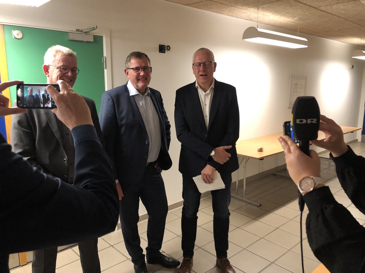 gustavdall's tweet photo. I Ringkøbing-Skjern fortsætter Hans Østergaard (V) som borgmester med Søren Elbæk (S) som 1. viceborgmester og Kristian Andersen (KD) som 2. viceborgmester. På ingen måde et drama som i 2017, selvom personerne er de samme #kv21 https://t.co/ui1ZeOI1kE