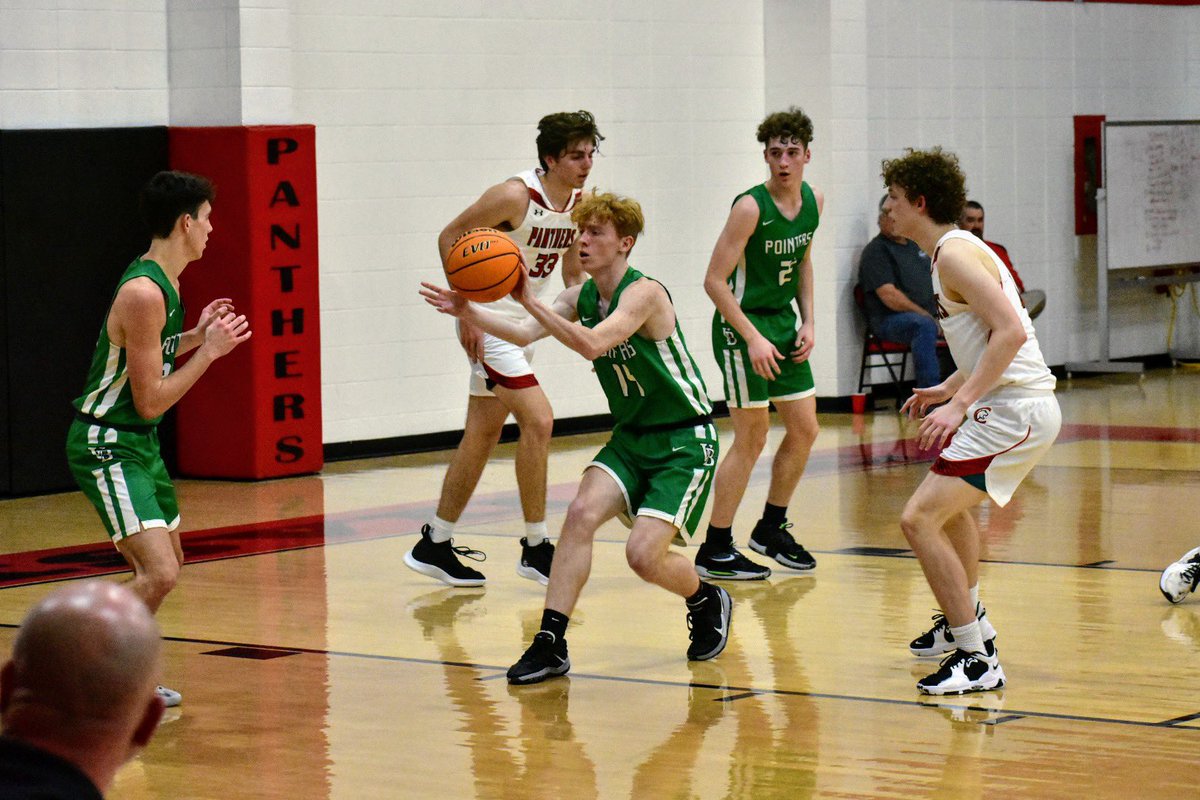 AmandaMHarp's tweet photo. VB 36-40 Clarksville
Came down to the final minutes. 
#vanburen #basketball @VBSDActivities @pointerbball https://t.co/4jwlbsrcYE