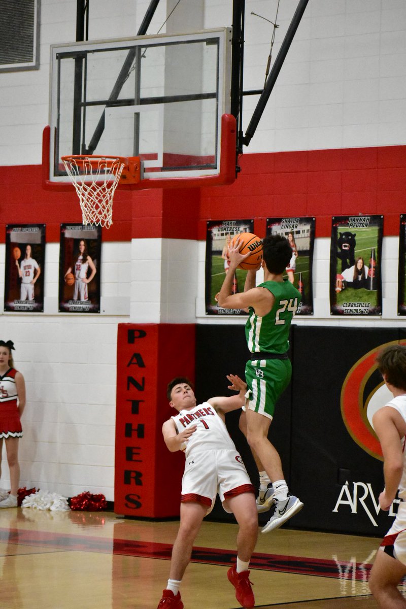 AmandaMHarp's tweet photo. VB 36-40 Clarksville
Came down to the final minutes. 
#vanburen #basketball @VBSDActivities @pointerbball https://t.co/4jwlbsrcYE