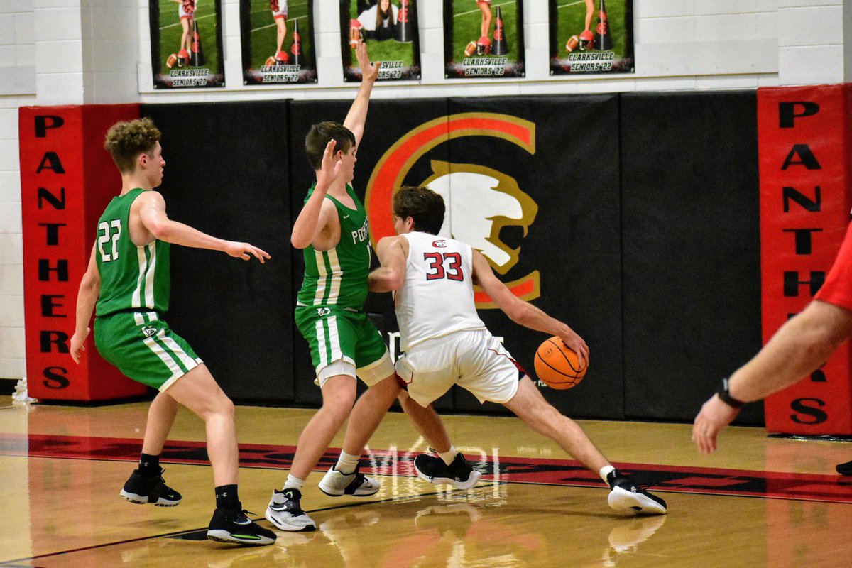 AmandaMHarp's tweet photo. VB 36-40 Clarksville
Came down to the final minutes. 
#vanburen #basketball @VBSDActivities @pointerbball https://t.co/4jwlbsrcYE