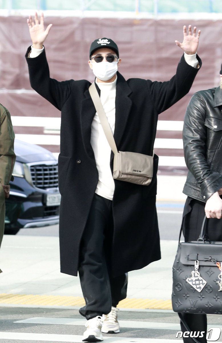 UniversBTS_'s tweet photo. 📸 Mais fotos divulgado pela k-mídia do @BTS_twt no Aeroporto International de Incheon para sua agenda e o show em Los Angeles (2)

O estilos deles! PERFEITOS COMO SEMPRE 😍

• Namjoon e Jin 

+ 

HAVE A SAFE FLIGHT BTS ✈

🦩@BTS_twt https://t.co/oWDBzhgH5J