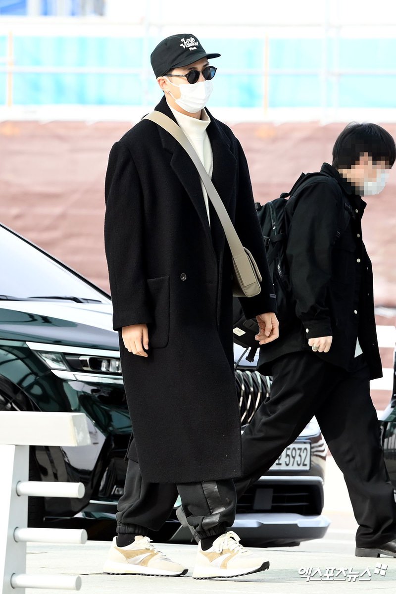 UniversBTS_'s tweet photo. 📸 Mais fotos divulgado pela k-mídia do @BTS_twt no Aeroporto International de Incheon para sua agenda e o show em Los Angeles (2)

O estilos deles! PERFEITOS COMO SEMPRE 😍

• Namjoon e Jin 

+ 

HAVE A SAFE FLIGHT BTS ✈

🦩@BTS_twt https://t.co/oWDBzhgH5J