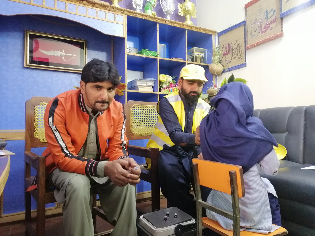 BloomfieldSchol's tweet photo. خسرہ اور روبیلا کی ویکسین بچوں کو لگانے کیلئے محکمہ ہیلتھ کی ویکسینیشن ٹیم Bloomfield School System چوک اعظم میں بچوں کو انجکشن لگاتے ہوئے
@DrMuradPTI
@OfficialNcoc
@Shafqat_Mahmood @MapsPak
@SchoolEduPunjab
@WHO
@HealthPunjabGov https://t.co/4SpglKwIbw