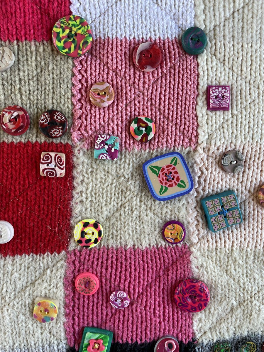 textilefusion's tweet image. Here are more buttons.

Want to learn how to make them? I teach button-making workshops. More at textilefusion.com/make-your-own-… 
•
#PolymerClay #HandmadeButtons #ButtonMakind #ButtonMaking #ButtonMakingWorkshop