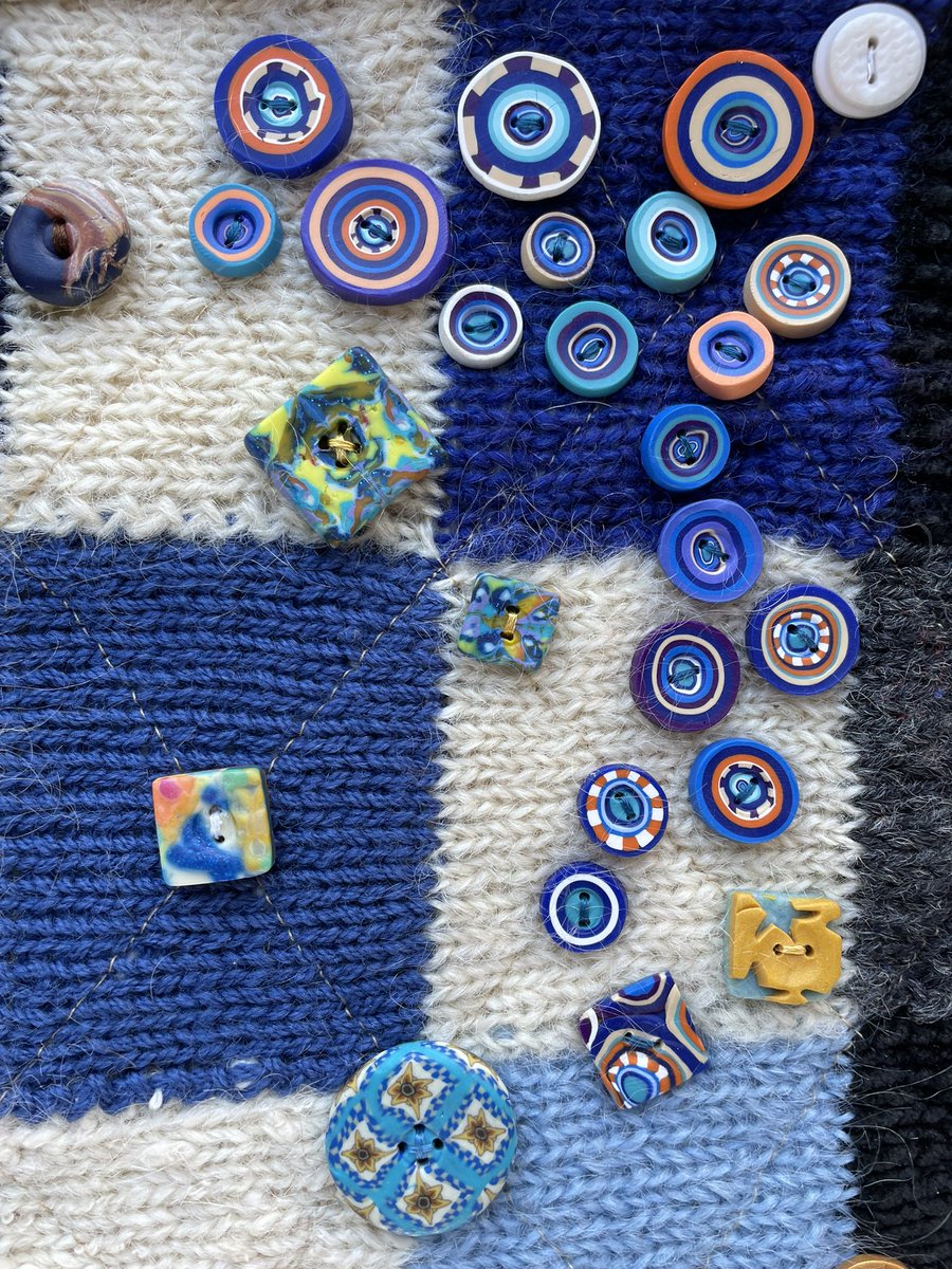 textilefusion's tweet image. Here are more buttons.

Want to learn how to make them? I teach button-making workshops. More at textilefusion.com/make-your-own-… 
•
#PolymerClay #HandmadeButtons #ButtonMakind #ButtonMaking #ButtonMakingWorkshop