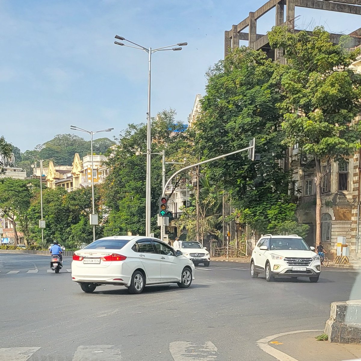 Chandresh123456's tweet photo. @MumbaiPolice
This car was way ahead on line but office standing did not even take picture of the car.. But my car went a bit ahead took a picture even though i was reversing and going behind the line.

#rulestobesameforall
Location - wilson college https://t.co/fyKyJTloHR