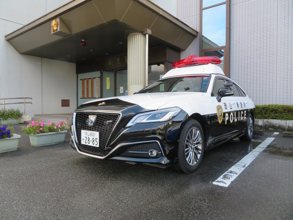 新見署に新型パトカーが登場！ 新見市内の治安を守るため、約７年間、約４２万キロにわたり新見市内を走り続けた先代の２００系パトカーの後を受け、新型２２０系 パトカーが配備されました。 先代同様、新見市内の治安を守るため、日夜走り続けます。, image size:1024x768