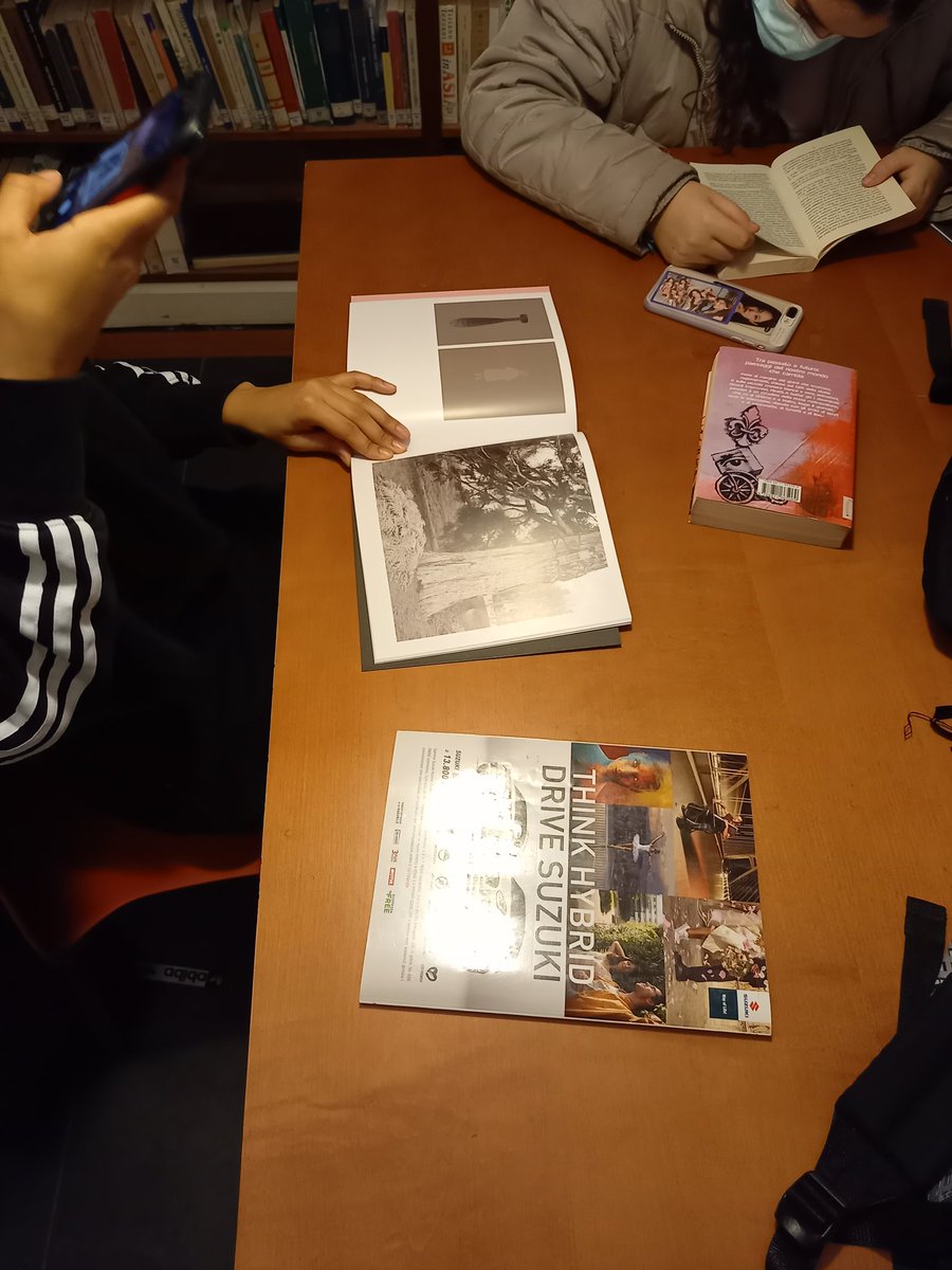 Séance de recherche à la bibliothèque de l'Institut culturel italien <a href="/IICParigi/">IIC Parigi</a> et visite de l'exposition Luigi Ghirri 📷
Merci pour le super accueil réservé à nos élèves de 2de #Esabac !