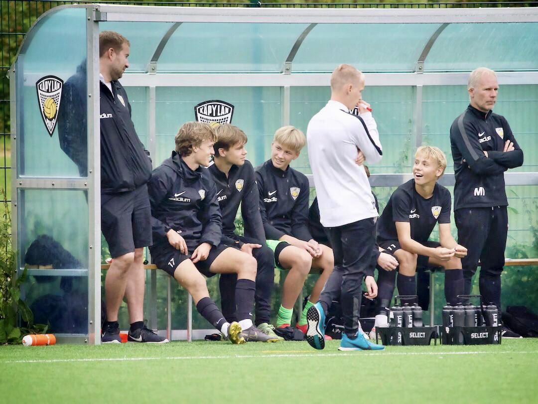 MiikaNuutinen's tweet photo. Aika sanoa kiitokset &amp; ottaa seuraava askel. 👋

Takana kaksi upeaa vuotta UEFA EYA -projektin parissa. Niitä en vaihtaisi mihinkään. Kiitos KäPa, Palloliitto ja Urhea luottamuksesta, tuesta ja loistavasta ympäristöstä valmentaa. 1/3 https://t.co/yTVvo2iFMr